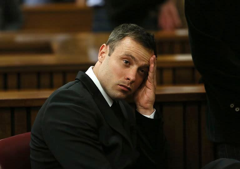 Oscar Pistorius gesticula al final del cuarto día de su juicio por asesinar a su novia, en 2014