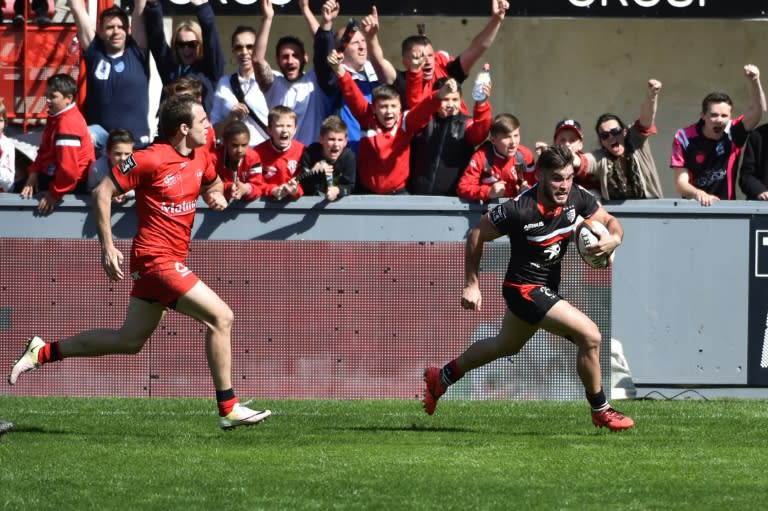 Toulouse's winger Alexis Palisson scores a try during a French Top 14 rugby union match against Lyon on March 19, 2017