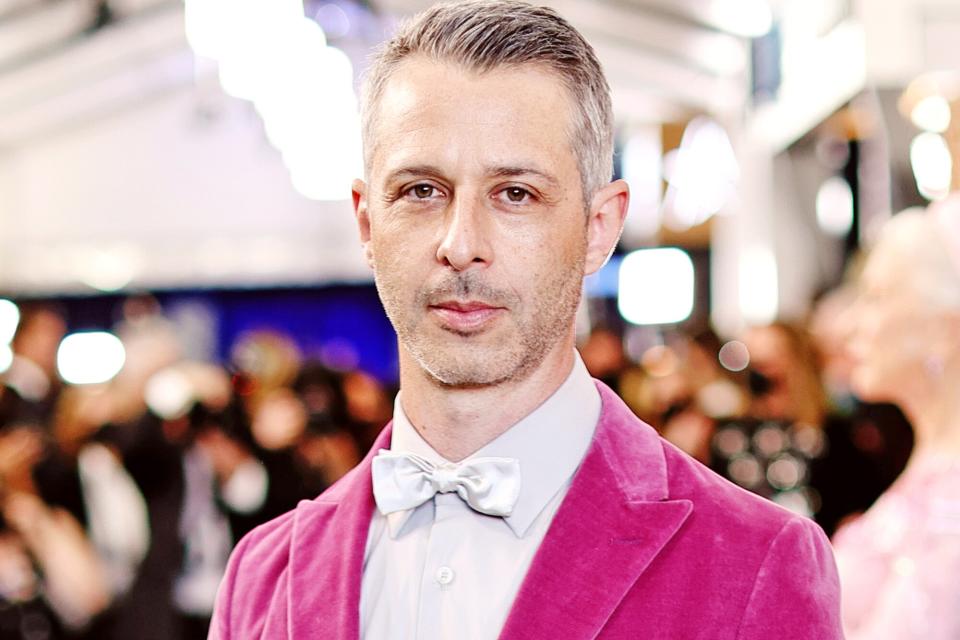 SANTA MONICA, CALIFORNIA - FEBRUARY 27: Jeremy Strong attends the 28th Screen Actors Guild Awards at Barker Hangar on February 27, 2022 in Santa Monica, California. 1184596 (Photo by Dimitrios Kambouris/Getty Images for WarnerMedia)