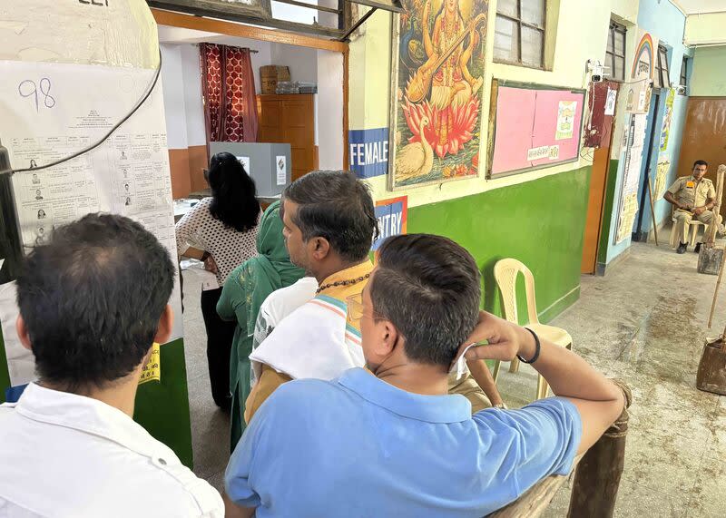 印度下議院選舉 德里選民投票 印度國會下議院選舉25日進行第6梯次投票，圖為首 都德里選民在投票所內排隊等候投票。 中央社記者林行健新德里攝  113年5月25日 