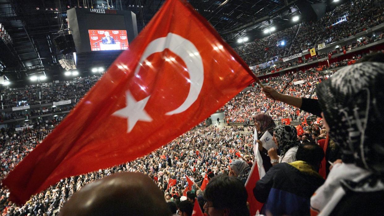 Im Mai 2014 wurde der damalige türkische Ministerpräsident Recep Tayip Erdogan in der Lanxess-Arena in Köln von seinen Anhängern gefeiert. Foto: Henning Kaiser