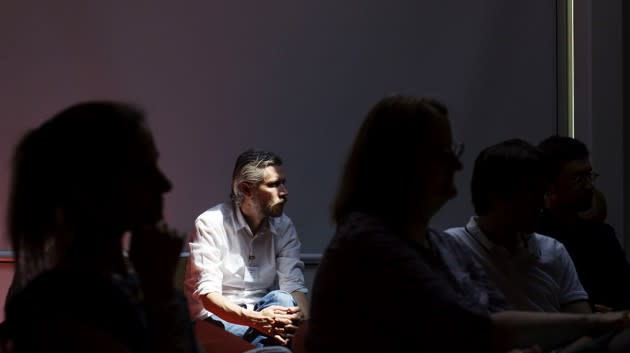 The physicist Tim Koslowski listens to the discussion at the Time in Cosmology conference.<br><em>(<a href="http://www.philipcheungphoto.com/" rel="nofollow noopener" target="_blank" data-ylk="slk:Philip Cheung;elm:context_link;itc:0;sec:content-canvas" class="link ">Philip Cheung </a>for Quanta Magazine)</em>