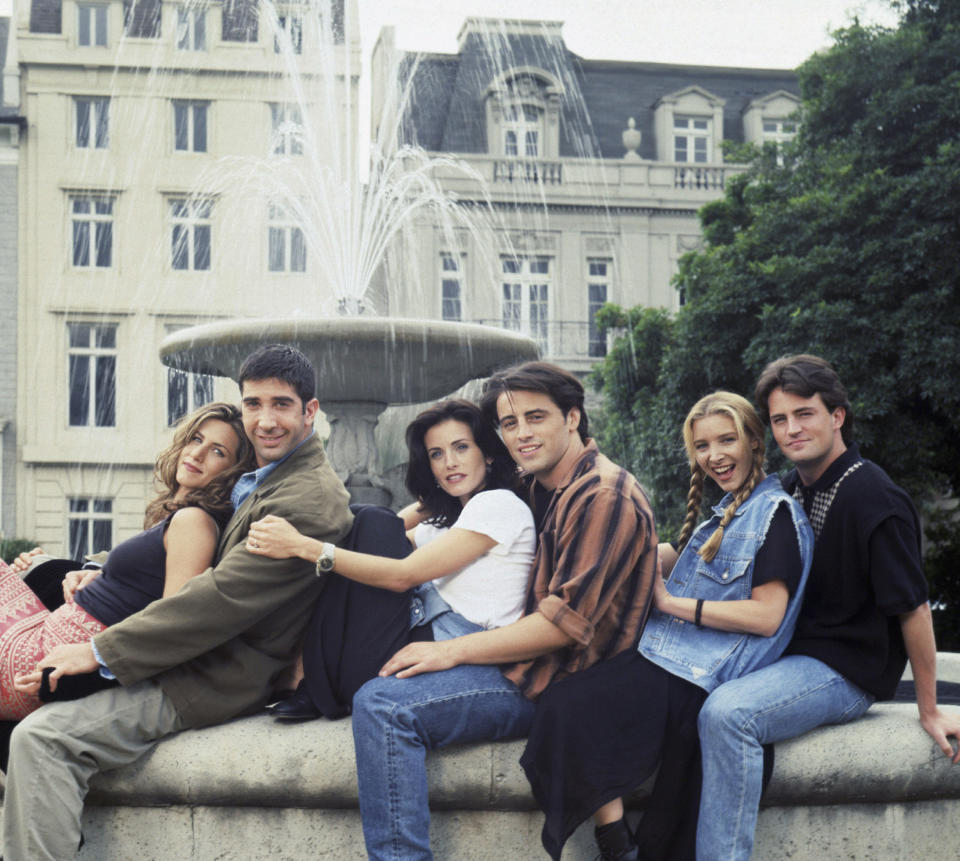 FRIENDS -- Season 1 -- Pictured: (l-r) Jennifer Aniston as Rachel Green, David Schwimmer as Ross Geller, Courteney Cox as Monica Geller, Matt LeBlanc as Joey Tribbiani, Lisa Kudrow as Phoebe Buffay, Matthew Perry as Chandler Bing  -- (Photo by Reisig & Taylor/NBC/NBCU Photo Bank via Getty Images)