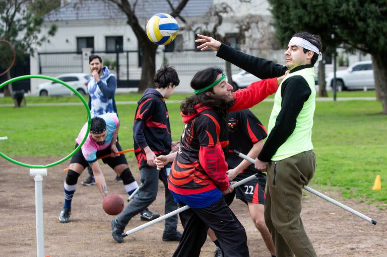En la ciudad, equipos de jóvenes se encuentran para practicar el deporte que popularizó el universo de Harry Potter
