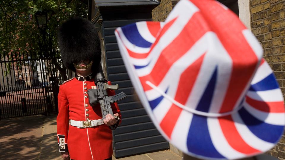 What do the guards do during the ceremony?