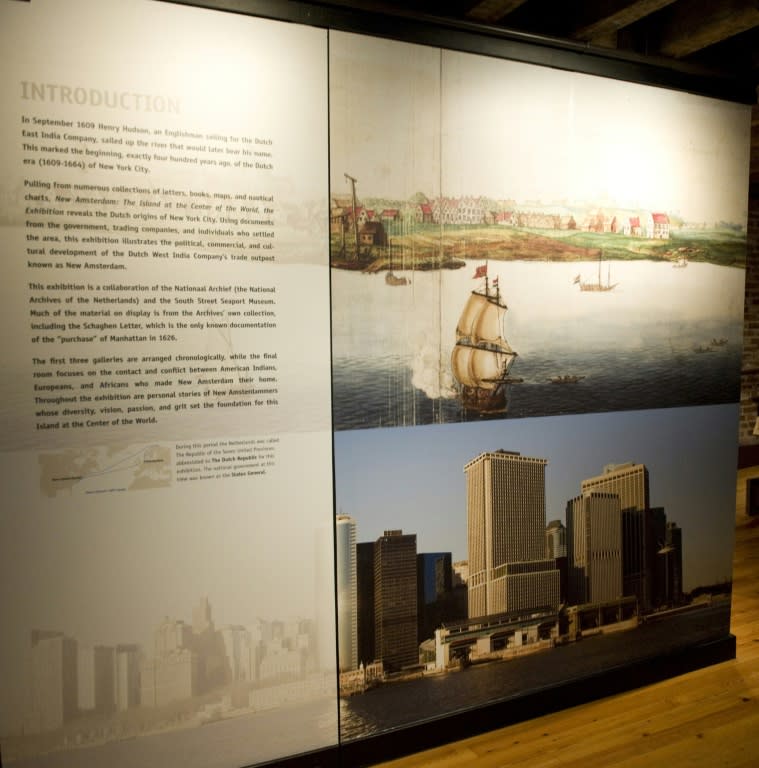 Una ilustración de la antigua Nueva York (arriba) y una fotografía de la ciudad moderna, en una imagen captada en una exposición el 10 de septiembre de 2009 en un museo de Manhattan (Don Emmert)