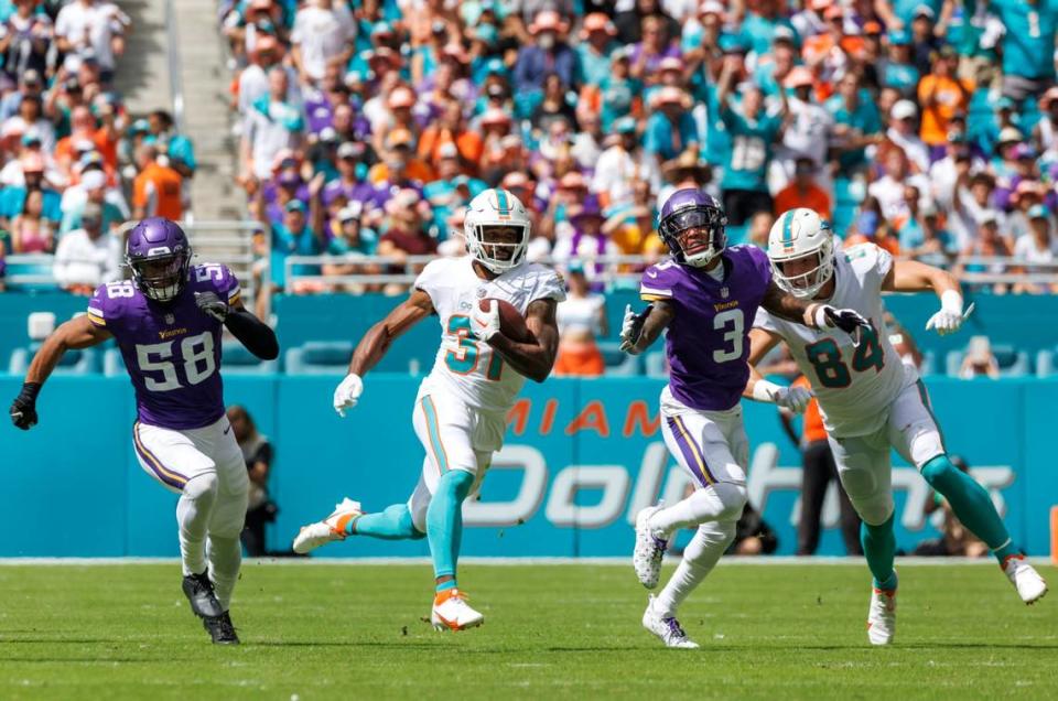 El running back de los Dolphins Raheem Mostert (31) corre con el ovoide ante la defensa de los Vikings de Minnesota, en el partido celebrado el 16 de octubre de 2022 en el Hard Rock Stadium de Miami Gardens, Florida.