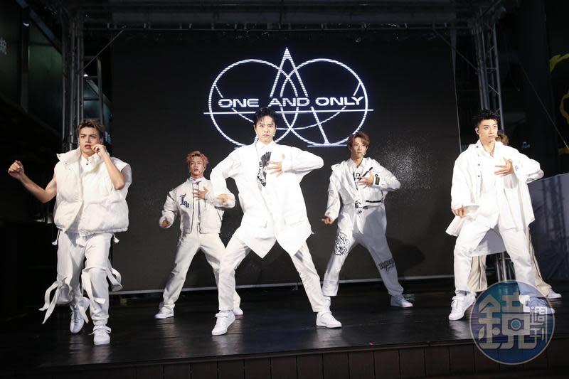 超人氣潮流男團Ozone 出道單曲〈O.A.O.〉發行一周成績亮眼，快閃慶功首跳獻粉絲。