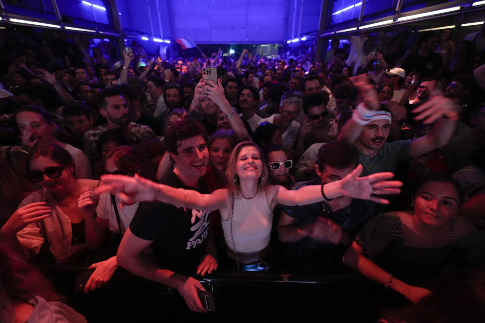 Gente baila mientras el músico francés Marc Cerrone actúa durante los DiscOlympics en el club nocturno Wanderlust en el marco de los Juegos Olímpicos de Verano de 2024, el lunes 29 de julio de 2024, en París, Francia.(Foto AP/Natacha Pisarenko)