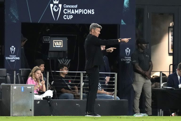 El entrenador argentino de Rayados de Monterrey, Fernando Ortiz, durante el partido ante Inter Miami por la Concachampions