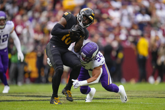 LANDOVER, MD - NOVEMBER 06: Minnesota Vikings tight end T.J. Hockenson (87)  makes a reception against Washington Commanders safety Bobby McCain (20)  during the NFL game between the Minnesota Vikings and the