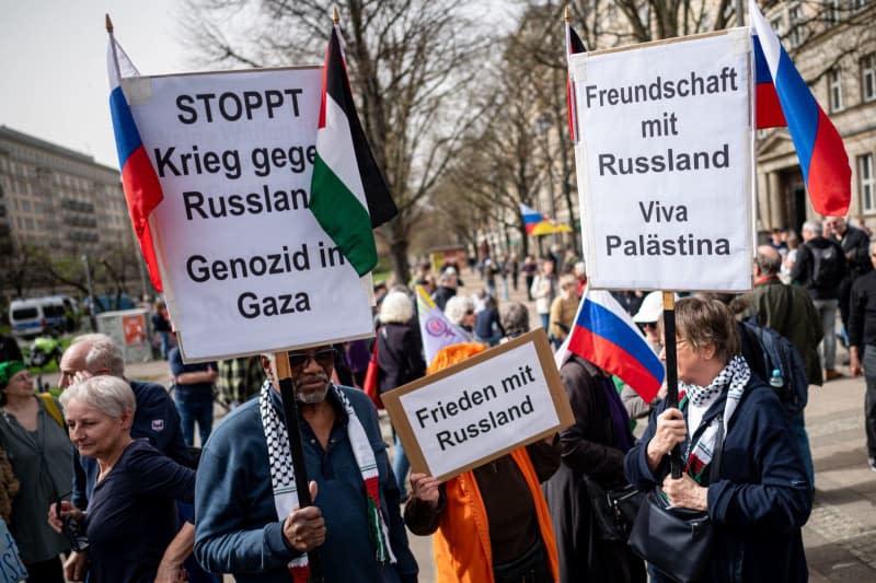 People display signs reading "Friendship with Russia Viva Palestine", "Genocide in Gaza" at the traditional Easter march under the motto "Warlike - Never Again". T Fabian Sommer/dpa