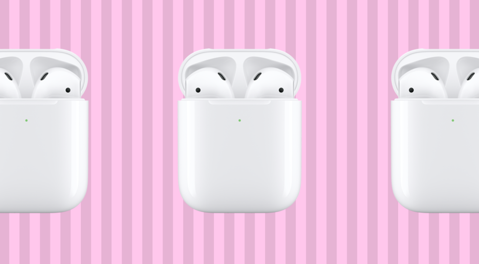 Apple AirPods sur fond rose.