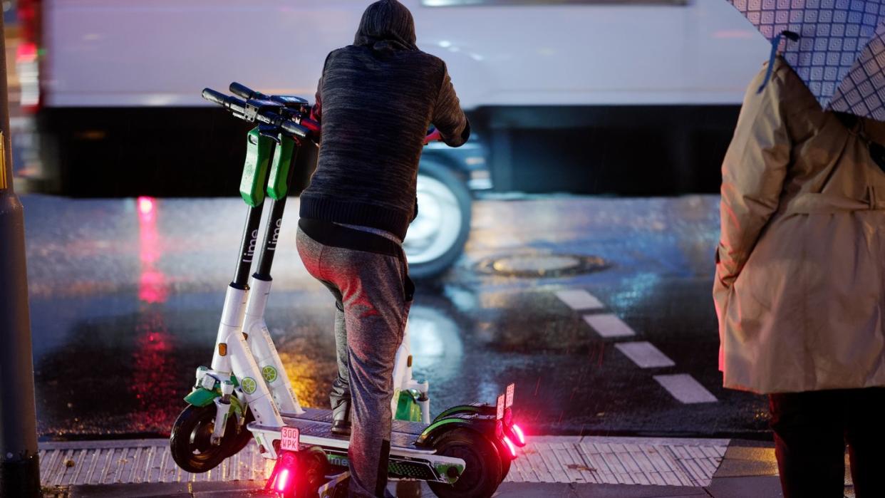 Ein «Juicer» transportiert E-Scooter zu ihrem Standort in der Innenstadt.