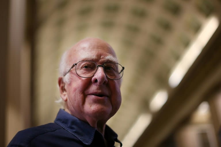 El físico británico Peter Higgs posa para la cámara tras una rueda de prensa que dio en el Old College de la Universidad de Edimburgo, el 11 de octubre del año 2013 en la ciudad escocesa (Ian MacNicol)