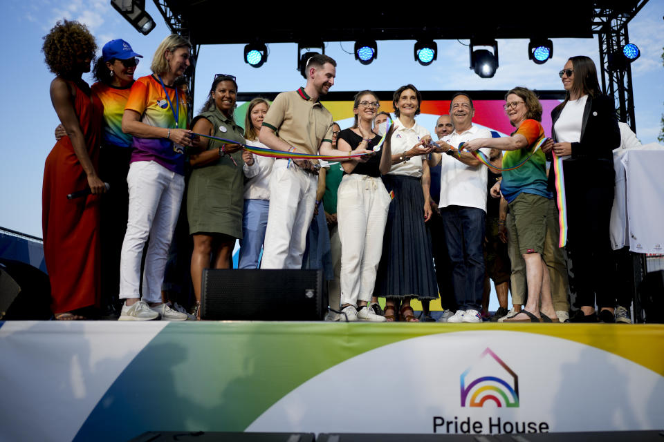La ministra de deportes francesa, Amelie Oudea-Castera, centro, participa en la ceremonia de apertura de la Casa del Orgullo, el espacio seguro para la comunidad de atletas LGBT+, durante los Juegos Olímpicos de verano de 2024, el lunes 29 de julio de 2024, en París, Francia. (Foto AP/Natacha Pisarenko)