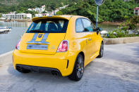 Abarth 695 完完全全由 Fiat 500 終極強化而成，這架小鋼炮新貴，比過往的 Abarth 500 來得更強悍，更易駕馭！