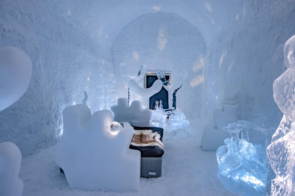 medium_icehotel_deluxe suite_kodex maximus_design_julia gamborg nielsen_lotta Lampa_photo_asaf kliger 7