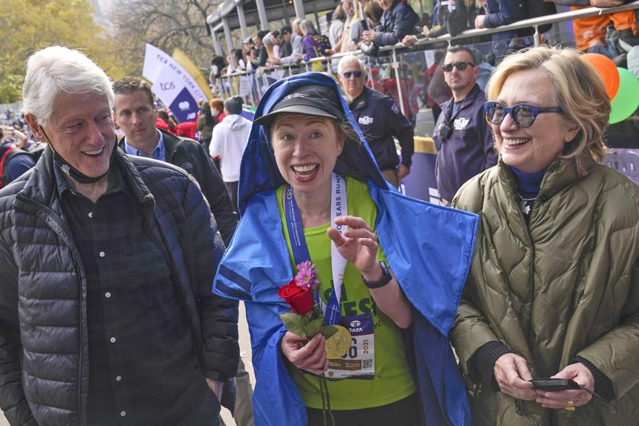 Bill ClintonHillary and Bill Clinton walk with their daughter, Chelsea Clinton