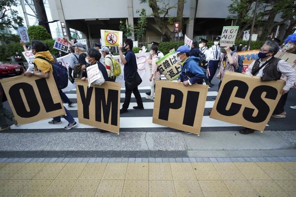 日本民眾在國立競技館外抗議東京奧運。（美聯社資料照）