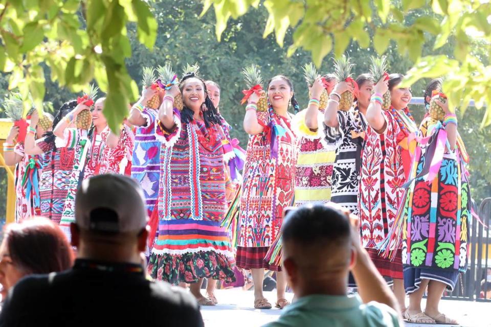 Alumnos de Maqueos Music tocaron la música para varias de las danzas de la Guelaguetza Fresno 2023 que se llevó a cabo el domingo incluyendo Flor de Piña.