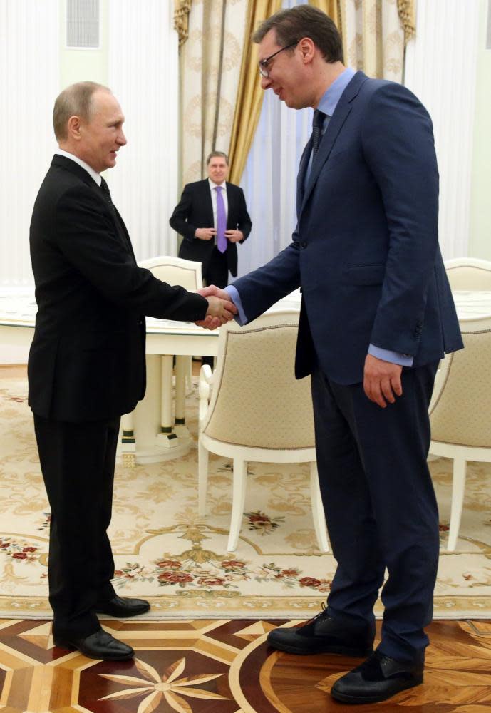 Aleksandar Vučić shakes hands with Vladimir Putin