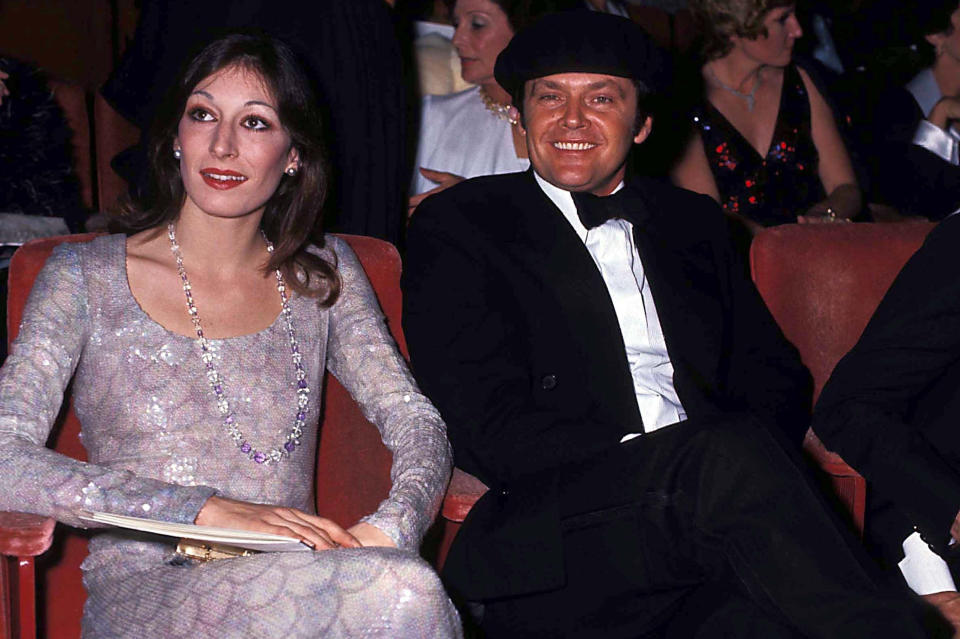 Auch Stars kaufen ihre Outfits gern mal auf den letzten Drücker ein – zumindest während der Prä-Stylist-Ära. Das bewies Anjelica Huston anlässlich der Oscar-Verleihung 1975. Dort erschien sie in einem Kleid von Halston, dass sie sich zwei Tage vor den Awards bei der Kaufhauskette Neiman Marcus besorgt hatte. (Bild-Copyright: inter TOPICS/Globe Photos)