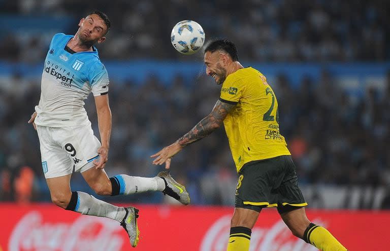 Adrián Martínez no llega al cabezazo, que sí ejecuta Víctor Aguilera; al 9 de Racing le anularon un gol y Defensa y Justicia volvió a complicar a una Academia que enlaza cuatro partidos sin victorias por la Copa de la Liga Profesional.