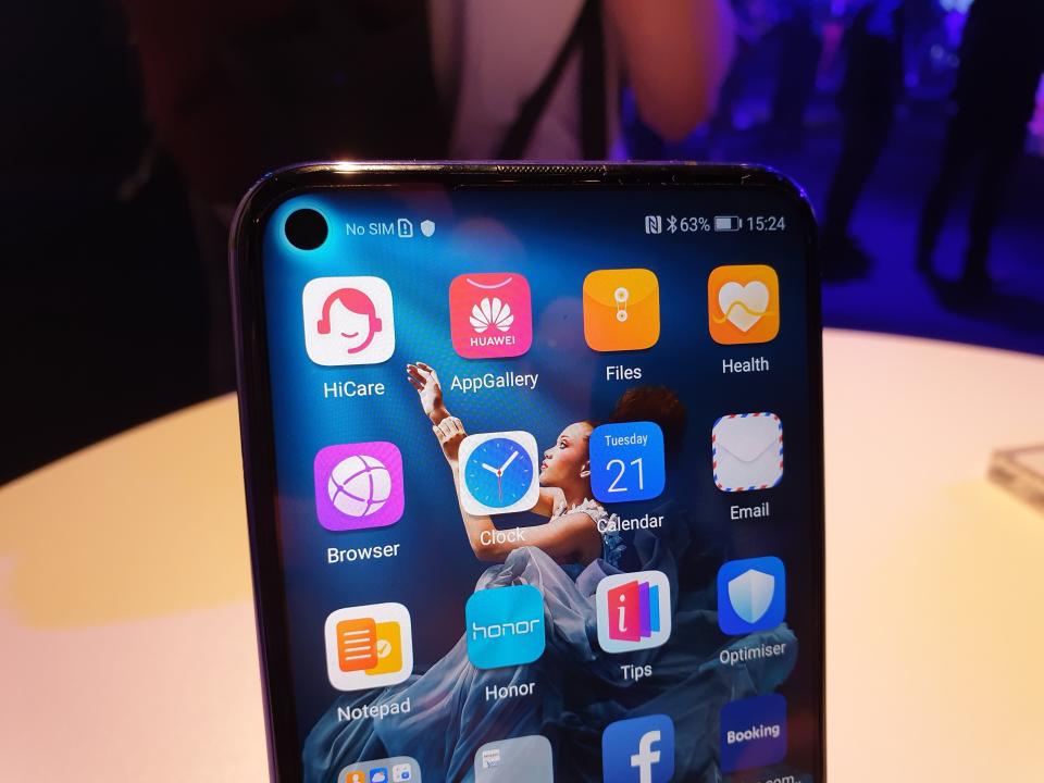 The punch-hole selfie camera in the Honor 20 Pro. (PHOTO: Teng Yong Ping/Yahoo Lifestyle Singapore)