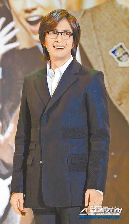 裴勇俊在主演的第二部電影《外出》中，打破了文弱書生形象，大膽挑戰出軌偷歡戲