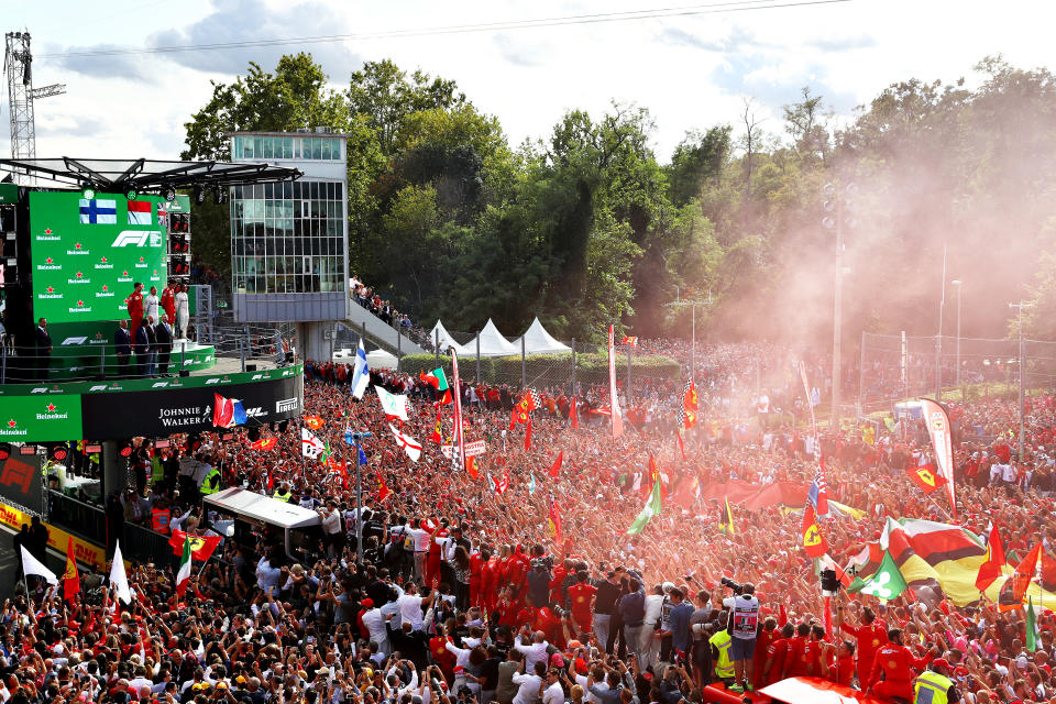 Neuf ans qu’ils attendaient ça. Neuf longues années sans victoire du Cheval cabré en Italie. Une éternité pour des tifosi peu réputés pour leur patience. Auteur de la pole position au terme d’une qualification ubuesque, Charles Leclerc a d’abord fait se soulever les foules samedi. Avant de jouer avec le coeur rouge des fans de la Scuderia le dimanche avec ces 53 tours de piste passés à la lutte (acharnée) avec les Flèches d’Argent. Le Monégasque a d’abord usé Lewis Hamilton avant de faire craquer Valtteri Bottas pour finalement passer le drapeau à damiers en premier. Au grand bonheur des milliers de tifosi présents. S’il n’avait pu profiter pleinement de son premier succès en Belgique, touché par le décès de son ami, Charles Leclerc a cette fois-ci parfaitement savouré. (Crédit Mark Thompson/Getty Images)