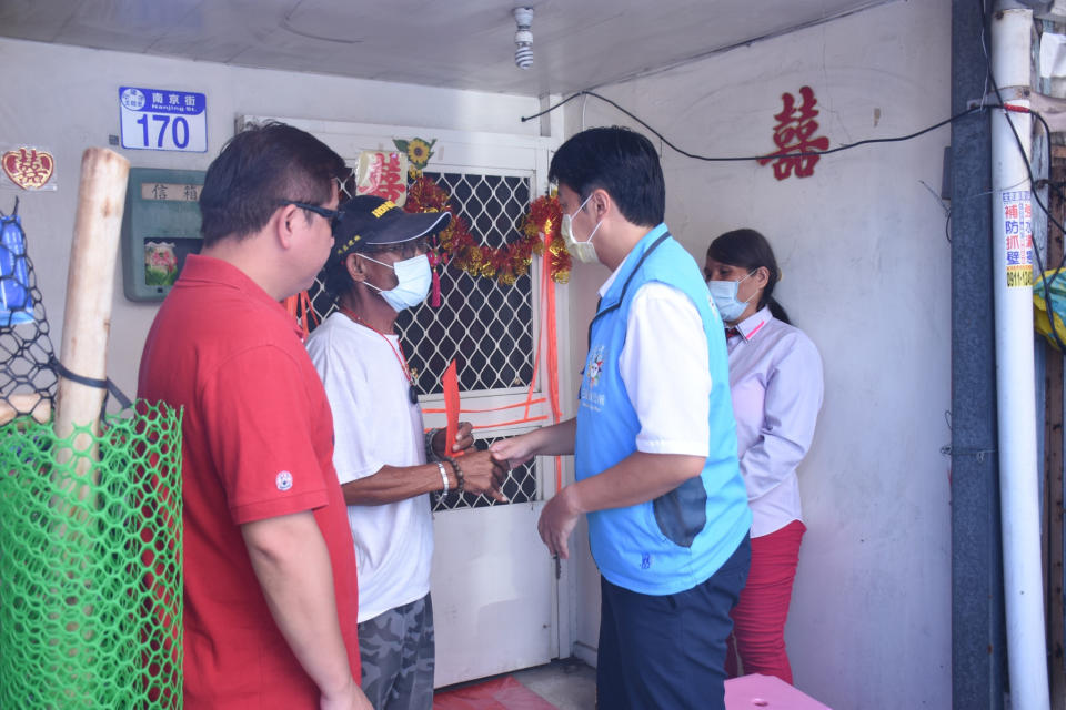 花蓮市長魏嘉賢15日訪視兩處急難救助戶，關切生活情況並發放救助金。