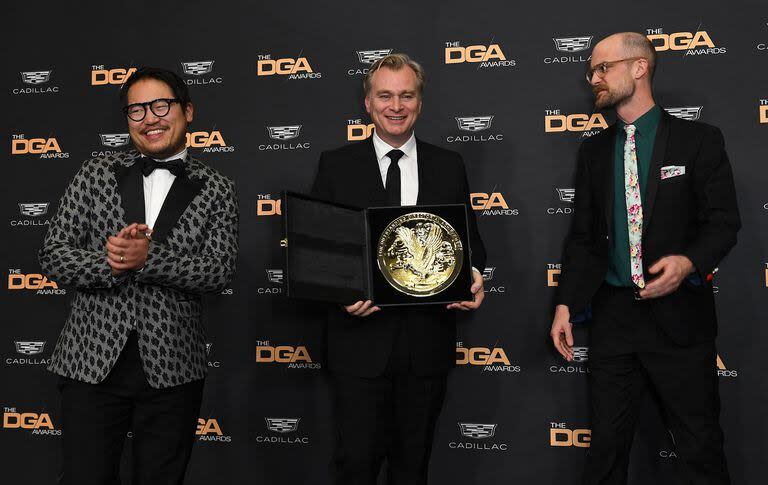 Christopher Nolan posa con el premio del sindicato de directores (DGA), hace dos semanas junto a Daniel Kwan y Daniel Scheinert, ganadores en 2023 por Todo en todas partes al mismo tiempo