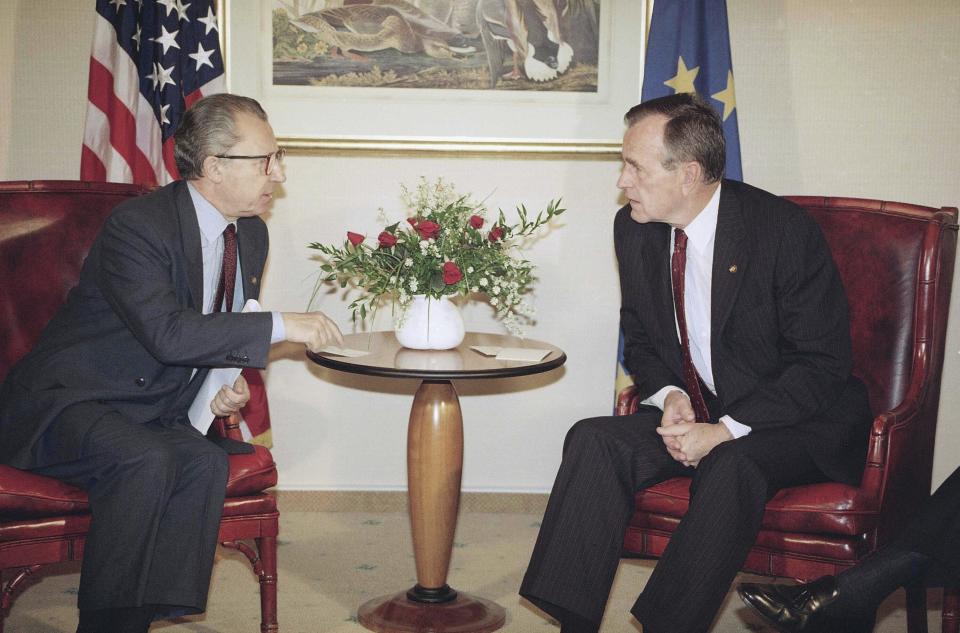 FILE - U.S. President George H. Bush, right, talks with the European Commission President Jacques Delors in Bush's Munich hotel, on July 7, 1992 on the second day of the 18th World Economic Summit. Delors, a Paris bank messenger’s son who became the visionary and builder of a more unified Europe in his momentous decade as chief executive of the European Union, has died in Paris, his daughter Martine Aubry said Wednesday Dec. 27, 2023. He was 98. (AP Photo/Doug Mills, File)