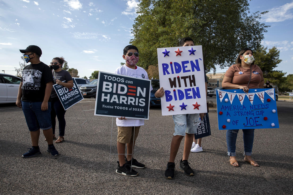 Seguidores del entonces candidato demócrata a la presidencia, Joe Biden, se concentran en Phoenix, Arizona, el 1.° de noviembre de 2020. (Adriana Zehbrauskas/The New York Times)
