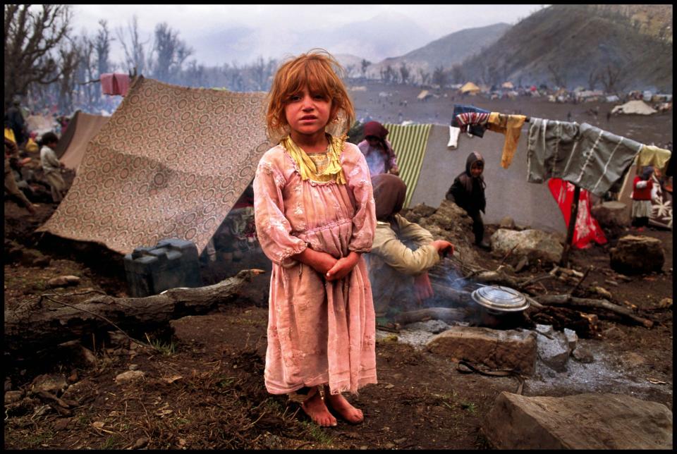 Kurdish refugees from Iraq, the Gulf War, southern Turkey, 1991. (Photograph by Peter Turnley, Bates College Museum of Art; gift of John and Claudia McIntyre)