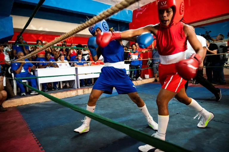 Elianni Garcia Polledo (in rot) siegte am Samstag im ersten offiziellen Frauenboxkampf in Kuba| Bildquelle: © YAMIL LAGE / AFP | Bilder sind in der Regel urheberrechtlich geschützt