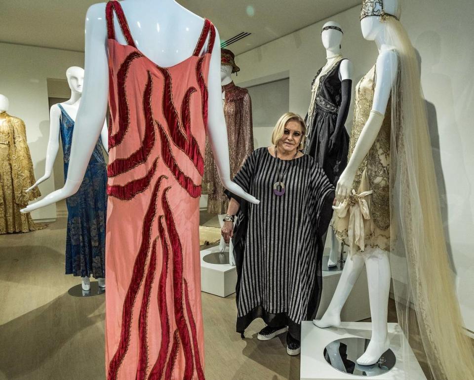 Paquita Parodi’s collection features costumes from the 1920s like the “Flame Dress” (left) in pink silk and red velvet, made in 1926 by the French couturier Madeleine Vionnet. Next to it, a wedding dress made in 1920 by the French designer Paul Poiret, in tulle and with gold thread embroidery.