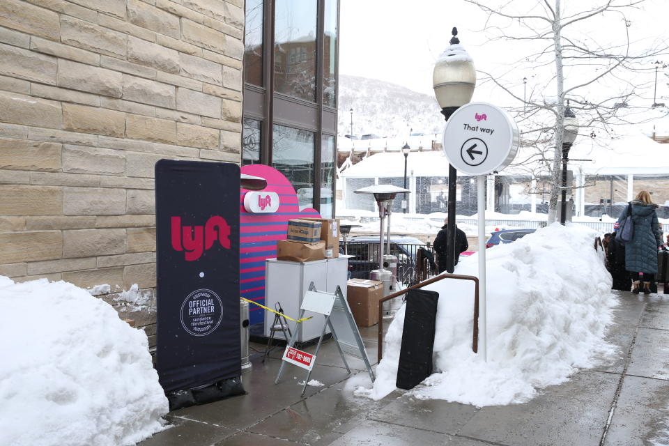 PARK CITY, UTAH - 20 JANUARI: Papan tanda perkhidmatan kereta Lyft, rakan kongsi rasmi untuk Festival Filem Sundance 2023 pada 20 Januari 2023 di Park City, Utah. (Foto oleh Rob Kim/Getty Images)