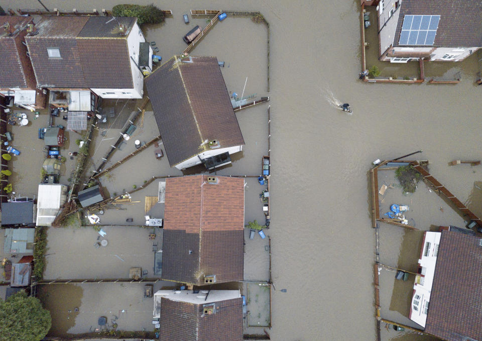 Homes are submerged by rising flood water, Yarborough Terrace, Doncaster, November 08 2019. A Severe Flood warning is in place for the village as river levels continue to rise. See SWNS story SWLEflood.