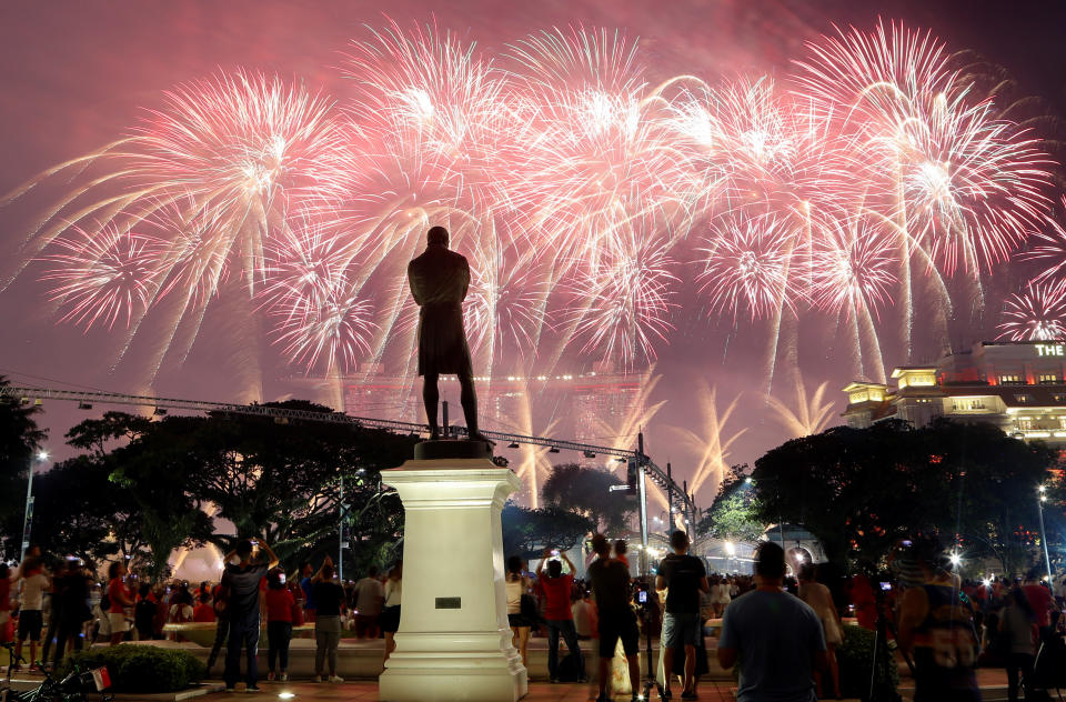 A statue of Sir Stamford Raffles is seen as spectators watch fireworks explode during Singapore's 54th National Day Parade in Singapore August 9, 2019. REUTERS/Feline Lim