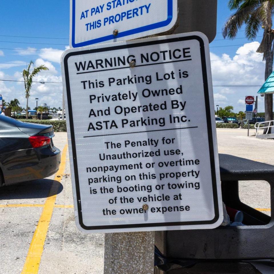 Un cartel en el interior de un estacionamiento privado propiedad de Asta Parking Inc. en 365 Taylor St., el jueves 18 de julio de 2024, en Hollywood, Florida.