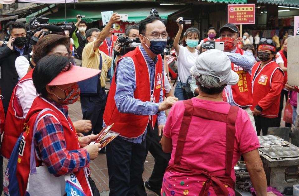 台中第二選區立委陳柏惟罷免投票進入倒數最後一日，國民黨主席朱立倫在彰化在霧峰市場向民眾宣傳投下同意罷免陳柏惟一票。   圖：張良一/攝