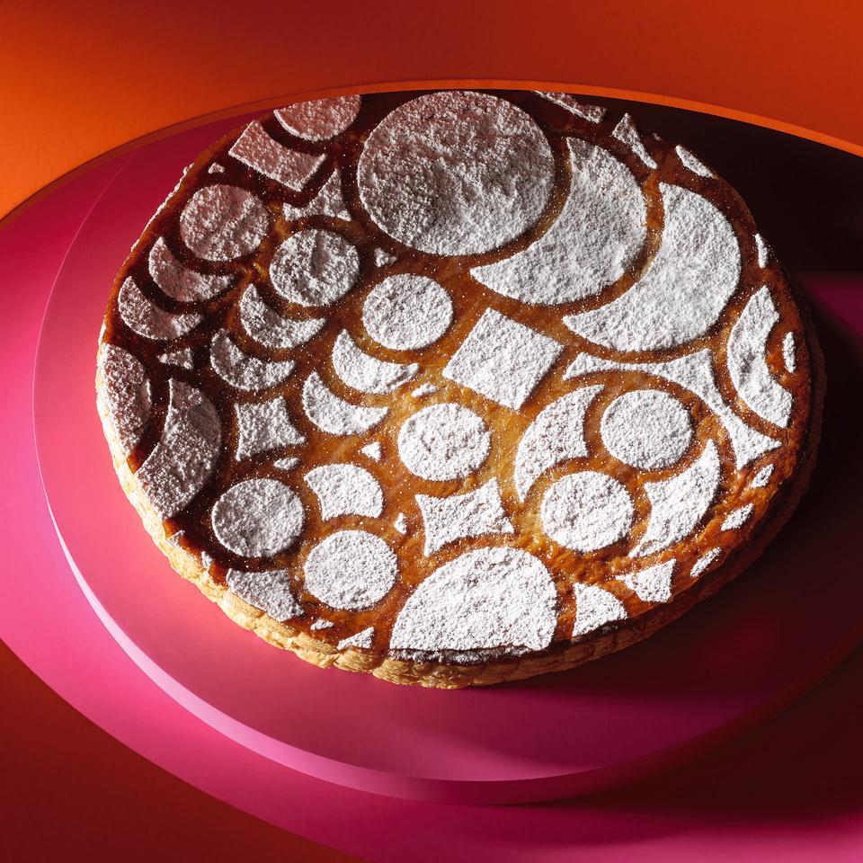 Galette Arya, 4 personnes : 45€, 8 personnes : 70€, 12 personnes : 90€<br><p> Chez Pierre Hermé, la galette Arya se compose d’une pâte feuilletée, crème d’amande pistache à la fleur d’oranger et praliné croustillant à la pistache. Un délice ! <br> <br> <a href="https://www.pierreherme.com/" rel="nofollow noopener" target="_blank" data-ylk="slk:https://www.pierreherme.com/;elm:context_link;itc:0;sec:content-canvas" class="link ">https://www.pierreherme.com/</a></p><br>