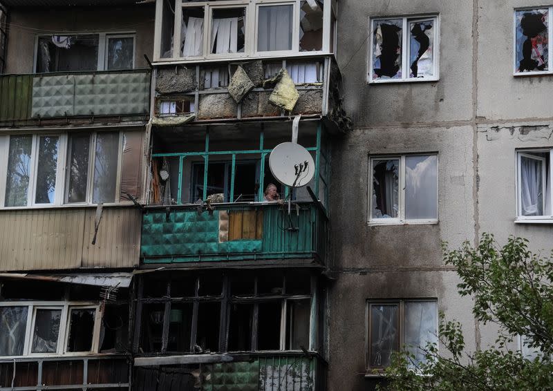 Una residente local mira a través de una ventana rota en su piso en un edificio residencial dañado por un ataque militar ruso, en medio de la invasión de Rusia sobre Ucrania, en Kramatorsk, en la región de Donetsk, Ucrania