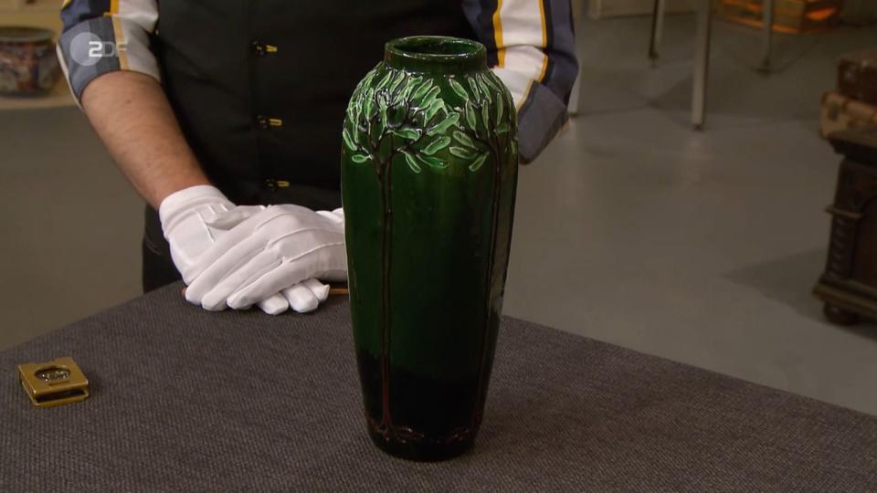 Begehrt war auch die "Bäumchenvase" von Max Laeuger aus der Zeit um 1900. Trotz Beschädigungen hatte sie einen Wert von 1.000 Euro. (Bild: ZDF)