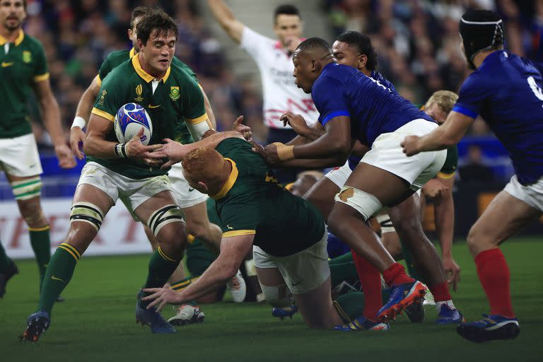 Franco Mostert, de Sudáfrica, tiene la pelota en el partido ante Francia; el encuentro se definió por detalles y ahora los Sprinboks jugarán la semifinal con Inglaterra