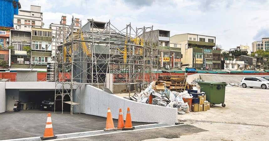 新竹市府在馬偕醫院旁新建地下2層停車場，原本預計去年底完工，但至今仍在施工。（圖／王惠慧攝）