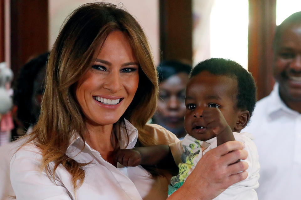 La primera dama estadounidense Melania Trump con un pequeño niño en el albergue The Nest Children's Home en Nairobi, Kenia. (Reuters)