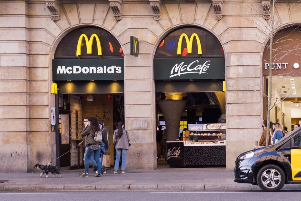 McDonald's macht aus den meisten seiner Rezepturen ein Geheimnis, doch Mitarbeiter plaudern sie ständig aus (Symbolbild: Getty Images)